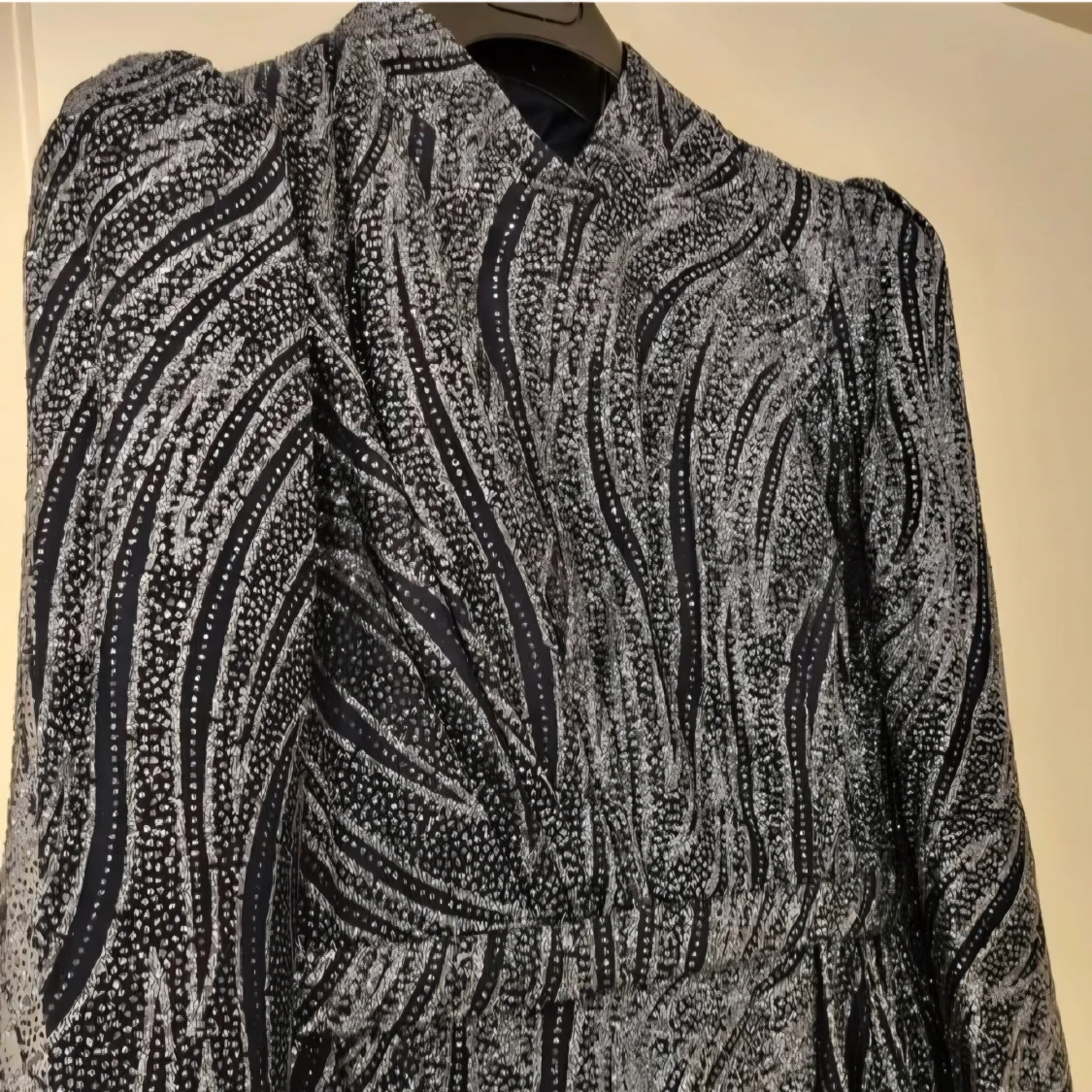 Marinblå och grå långklänning med mönster - 1