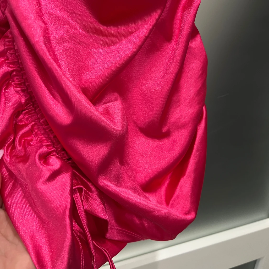 Rosa satin kortklänning med snörning - 3