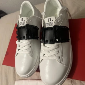 Valentino Open Rockstud Svart Black 43 HELT NYA 😎;D - Valentino Open Rockstud i Svart storlek 43 EU. Aldrig använda. ~😊 Passar dig med 41-43 storlek. Skriv om du har storlek 42… Bara vita ladan följer med ! Skriv vid frågor eller funderingar!! Först till kvarn förstås 😎;D (skriv till mig baraa…)