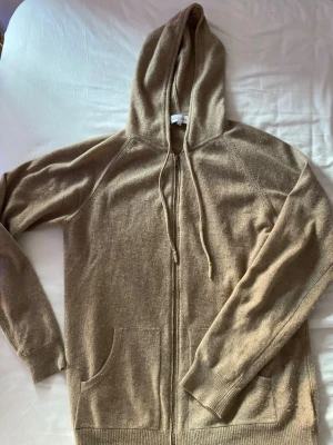  Cashmere zip hoodie från DAVIDA - Säljer nu denna snygga och stilrena Beigea Cashmere hoodien ifrån DAVIDA, skick 9/10 har ett litet hål längst ner på resoren men ingenting man märker av, pris går att diskutera hör av er vid frågor osv 💫