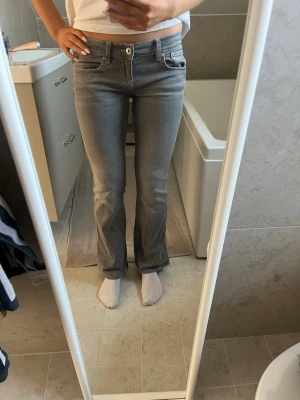 bootcut jeans  - Säljer ett par gråa bootcut jeans med låg midja från Gina tricot. Korta på mig som är 175. Storlek 38 