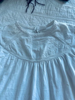 Super söt Zara blus🩷 - Säljer denna supersöta trendiga Zara blusen. Den är i storlek 13 - 14 år, 164cm, skulle säga att den är som en storlek xs. Stryker den innan jag skickar🩷