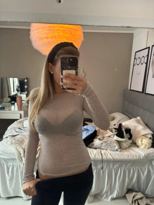 Intimissimi tröja - En beige/grå intimissimi tröja, jag ska egentligen ha s men råka beställa m, har alltså då lätt sytt in kanterna men det kan tas ut hur enkelt som helst!