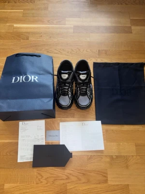 Dior B30 - Säljer skorna eftersom att jag behöver pengar för annat, pris kan diskuteras!