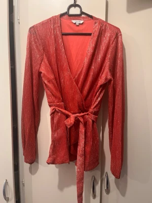 Happy Holly strl 40/42  - Glittrig blus från Happy Holly i strl 40/42. 