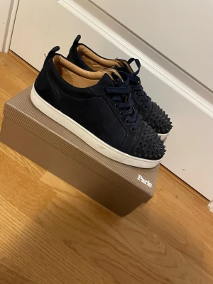 Mörkblå Christian Louboutin  - Ett par schyssta Loubs med spikar. Super bra skick. Box med kort och ”kvitto” tillkommer😊Kontakta för viktig info innan köp👍