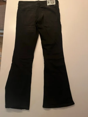 Cheap monday low bootcut jeans - Har använts en gång, inga defekter. Storlek 32/32. Mått 40cm midja, 82cm inrebenslängd