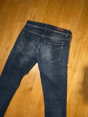 Dondup  - Dondup George jeans – strl 30 Stilrena jeans i premium denim 👖🔥 Skön passform och hög kvalitet. Passar perfekt till både vardag och fest 😎✨
