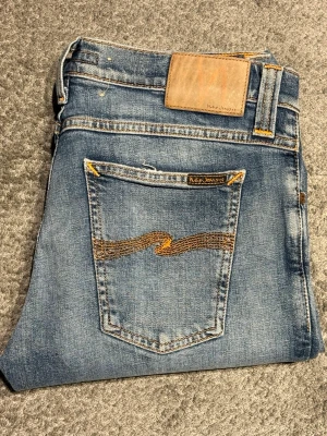 Ljusblå Nudie Jeans med slitningar  - Ljusblåa Nudie Jeans med slitningar||Skick 9/10||Storlek W30/L34||Modell Tight Long Jhon||Skriv vid minsta intresse||