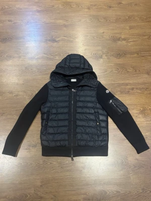 Moncler cardigan - Moncler tricot cardigan. Nyskick. Äkta såklart. Kvittot kan överföras vid köp. Nypris runt 12500-14000kr