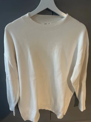 Vit stickad tröja - Vit stickad tröja från Mango.