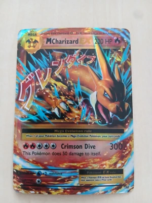 Pokémonkort Mega Charizard EX - Säljer ett samlarkort från Pokémon, Mega Charizard EX med 220 HP. 