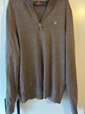 Brun halvzip-tröja från Morris - Snygg brun stickad tröja från Morris med halvzip. Storlek L, men passar M