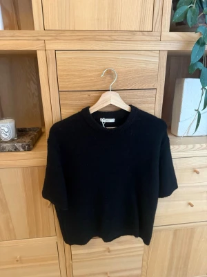 Stickadtröja - Så snygg stickad Tshirt, knappt använd!