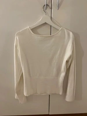 Vit långärmad tröja - En stilren vit långärmad tröja. Från Gina 14+. Helt oanvänd med lapp kvar