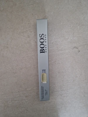 Hugo Boos parfym 35 ml - Parfym från Hugo Boos i en smal, silverfärgad kartong med svart text. Flaskan på förpackningen är guldfärgad och rymmer 35 ml. Perfekt storlek att ta med i väskan och stilren design som passar alla.