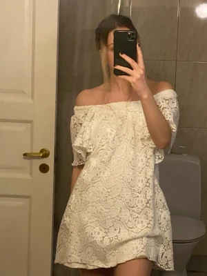Vit klänning  - Säljer en vit klänning i spets. Passar perfekt till studenten eller skolavslutning. 🤍Klänningen är från Zara och gott som ny. Storlek S/M. 🌸
