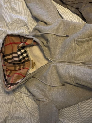 Burberry zip hoodie - Den har blivit för liten men den är knappt använd, helt ny inga defekter alls, hör av er vid frågor, är mindre i storlek 