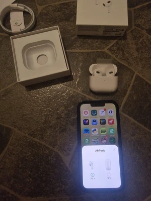 Apple AirPods Pro med laddningsetui - Säljer ett par vita Apple AirPods Pro med trådlöst laddningsetui. Kommer med originalkartong, laddningskabel och tillbehör. Snygg och stilren design i plast, perfekt för dig som vill ha grymt ljud och smidig anslutning till iPhone. Eventuella frågor och tveksamheter, skriv genast och allt besvaras 🙌☺️vid missnöjen ställs inga frågor utan du får en returnering på direkten 🫶