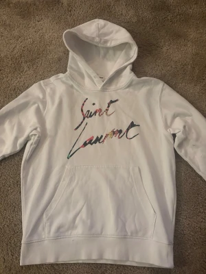 Saint Laurent hoodie - Saint Laurent signature Logo hoodie. Eftertraktar hoodie från YSL i storlek S. Givetvis äkta .bara att fråga vid minsta lilla.