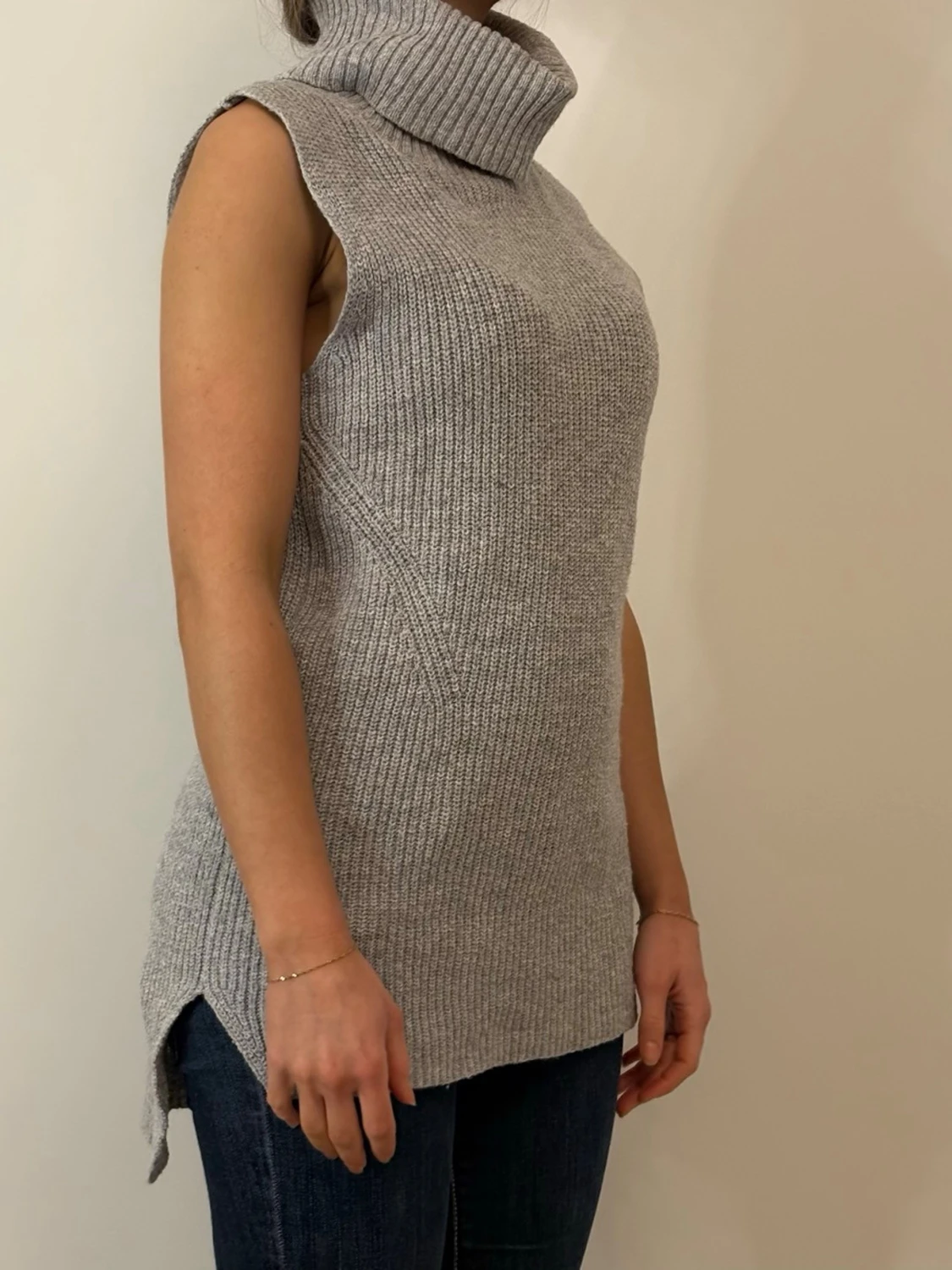 Grå ärmlös polotröja stickad - 1