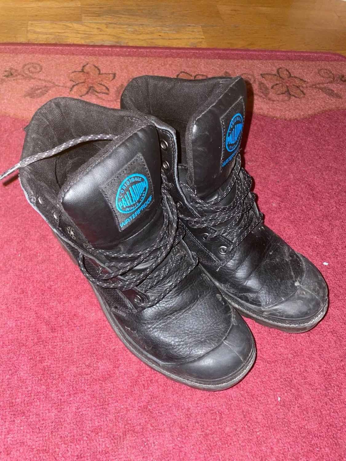 Svarta kängor från Palladium