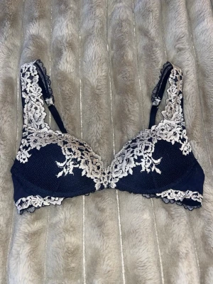 Intimissimi BH - Jag säljer min intimissimi bh då den är för liten och jag endast använt den ett fåtal gånger. Jättebra skick utan några skavanker i färgen marinblå och vit. 🤍🤍Strl 75 B