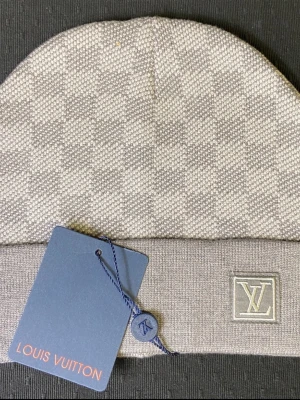 Elegant vintermössa i ull – helt ny - ✨ Elegant vintermössa i ull – helt ny  Helt ny och oanvänd mössa i mjukt, varmt material som passar perfekt för höst och vinter. Stilren och tidlös design med uppvikt kant som passar både vardagskläder och mer uppklädda outfits. Bekväm passform och hög kvalitet.  🔹 Färg: Grå 🔹 Skick: Nytt 🔹 Stil: Elegant & enkel 🔹 Passar: Alla tillfällen