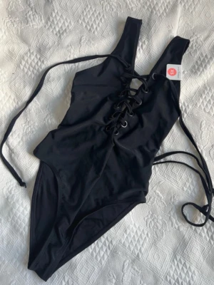 Bik Bok Baddräkt 🖤 - Snygg baddräkt med snörning från Bik Bok i storlek XS. Ny med prislappar kvar! Nypris 349kr 🖤