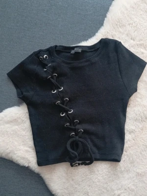 t-shirt med snörning - svart T-shirt med snörning, storlek S, hör av er vid frågor!! 💓