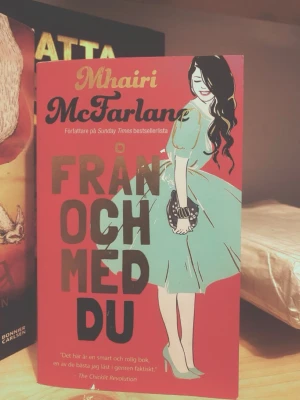 •Från och med du av Mhairi McFarlane 📖 - En färgstark pocketbok med röd framsida och illustration av en kvinna i turkos klänning. Titeln 'Från och med du' är tryckt i stora bokstäver. Författare är Mhairi McFarlane. Perfekt för dig som gillar smart och rolig skönlitteratur.