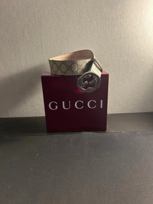 Beige Gucci bälte med GG-spänne - Köpte för 4800 från Gucci, Knappt använt inte en skråma som nytt box och allt följer med 