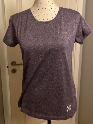 Lila Haglöfs t-shirt i funktionsmaterial - Sportig lila t-shirt med rund halsringning och korta ärmar, perfekt för aktiva dagar.