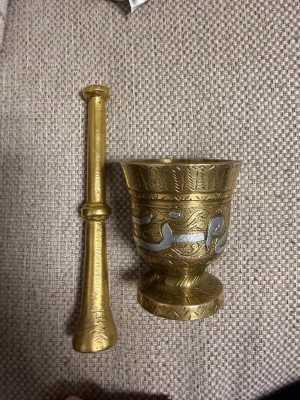 Mässingsmortel med stöt - Det står på arabiska ”Den som har tålamod kommer att bli belönad”  med äkta silver 