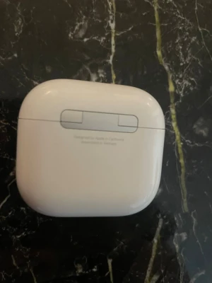 Vita Apple AirPods Pro med laddningsetui - Köp ej det är till  vän som ska köpa den snart 