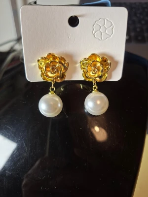 Guldiga blomörhängen med pärlor - Fler fina accessoarer finns på min profil 💍  More exquisite accessories on my profile listings.