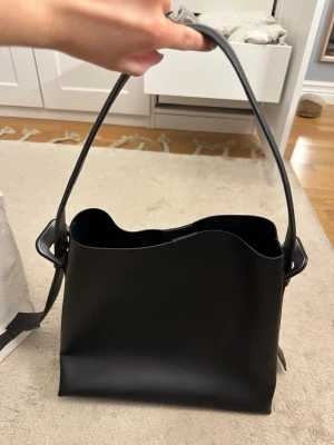 Väska  - Supersnygg väska från mango🥰🥰