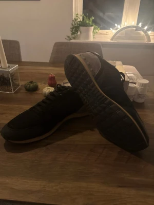 Svarta rockrunners - Snygga svarta rockrunners skickat är i bra skicka men sluten under sula! Tveka inte att höra av er om frågor eller bilder! 