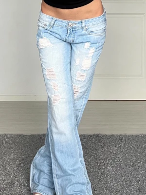 Jeans - Midjemått: 39cm rakt över, innerbenslängd: 81cm 💕