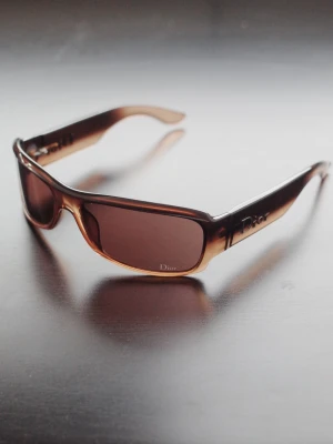 Dior öatina girl solglasögon - Fungerar som de ska. Det finns ett antireflexskikt som har slitits lite och det syns bara när ljuset träffar i en viss vinkel. Det stör inte sikten och skyddar fortfarande mot UV-ljus.