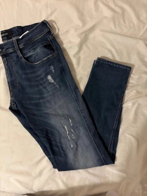 Replay jeans - .Riktigt feta replay jeans, sjukt bra skick kanske använt de 10 gånger totalt, sköna som fan. Säljer dom eftersom de e för korta för mej behöver ha för mycke häng å de gillar inte folket så overall riktigt feta replay jeans