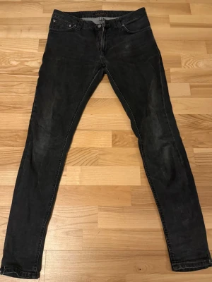 Nudie Jeans - Säljer mina svarta Nudie Jeans i modellen Skinny Linn. De är alldeles för tighta och för små för mig därav säljer jag de. De är lite slitna här och där och vid benöppningen (se sista bilden). De är i storlek 31/32. Skriv om du har några frågor eller funderingar! 