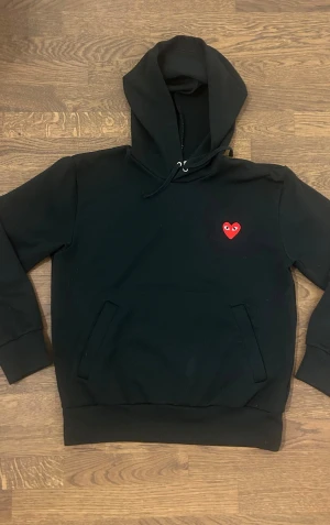 Cdg hoodie svart - Säljer nu min play commes des garçons hoodie som jag köpt på farfetchd självklart äkta använd varsamt och är i fint skick endast etiketten som har defekter annars är den i topp skick.