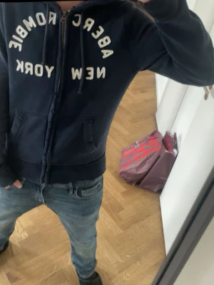 Abercrombie & Fitch hoodie - Tja! Säljer denna översköna Abercrombie & Fitch hoodien i extremt bra skick då den knappt är använd! Storleken är M! Hör av er vid minsta fundering!😃😃