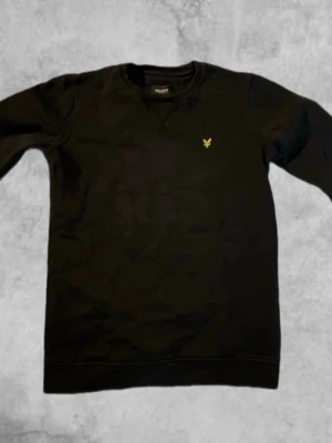 Svart tröja från lyle & scott - Säljer nu en svart tröja från lyle & scott bara att kontakta vid frågor!