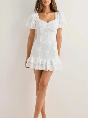 Studentklänning - Söt vit klänning med puffärmar, volangkant nedtill och broderade blommor. Passar perfekt till studenten. Klänningen är endast testad och har prislappen kvar, den är slutsåld på nellys hemsida.