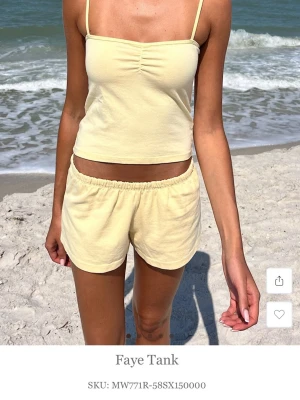 Gul pyjamas-set med linne och shorts - Så gullig ljusgul pyjamas ifrån brandy Melville! Använd typ en gång🤍🌷