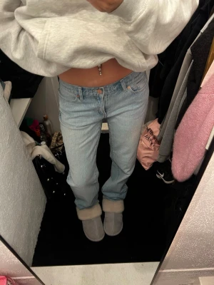 Ljusblå raka jeans från Abrand - Ett par snygga ljusblåa jeans från Abrand. Använda 2 gånger så inga defekter förekommer. Dessa jeans marknadsförs som lågmidjade men jag skulle säga att dom är midwaist. Nypris är ca 1000kr. Dessa är i storlek 25  