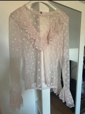 Rosa H&M blus  - Jättefin blus från H&M. Jättefint skick! Kommer tyvärr inte till användning💓