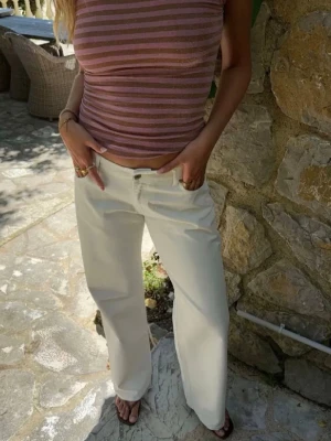 Vita raka jeans med låg midja - Säljer dessa snygga jeansen för köpte M istället🥰